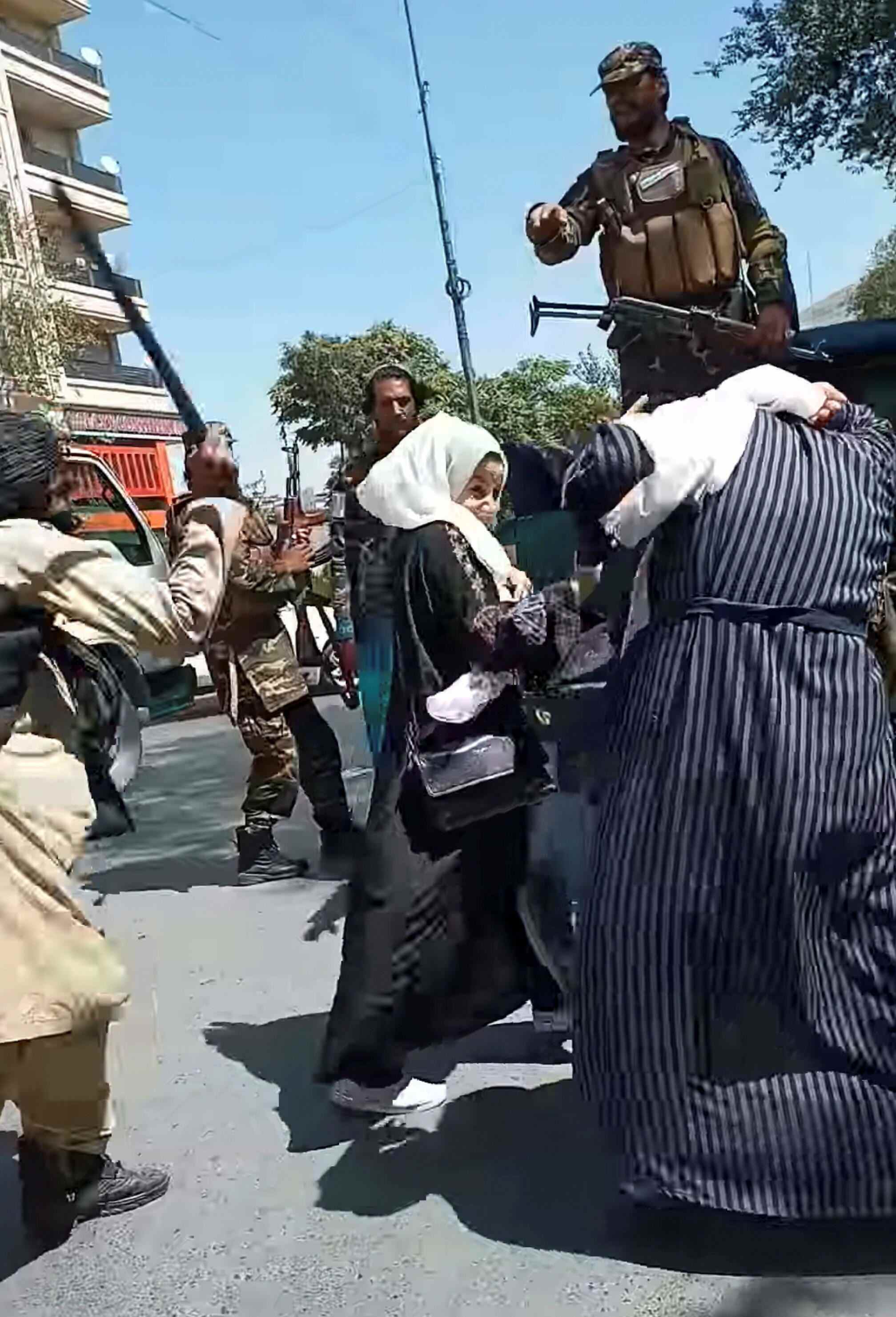 Ein Taliban-Soldat schlägt Frauen, die am 8. September 2021 in Kabul protestieren, auf diesem Bild, das aus einem Social-Media-Video stammt.