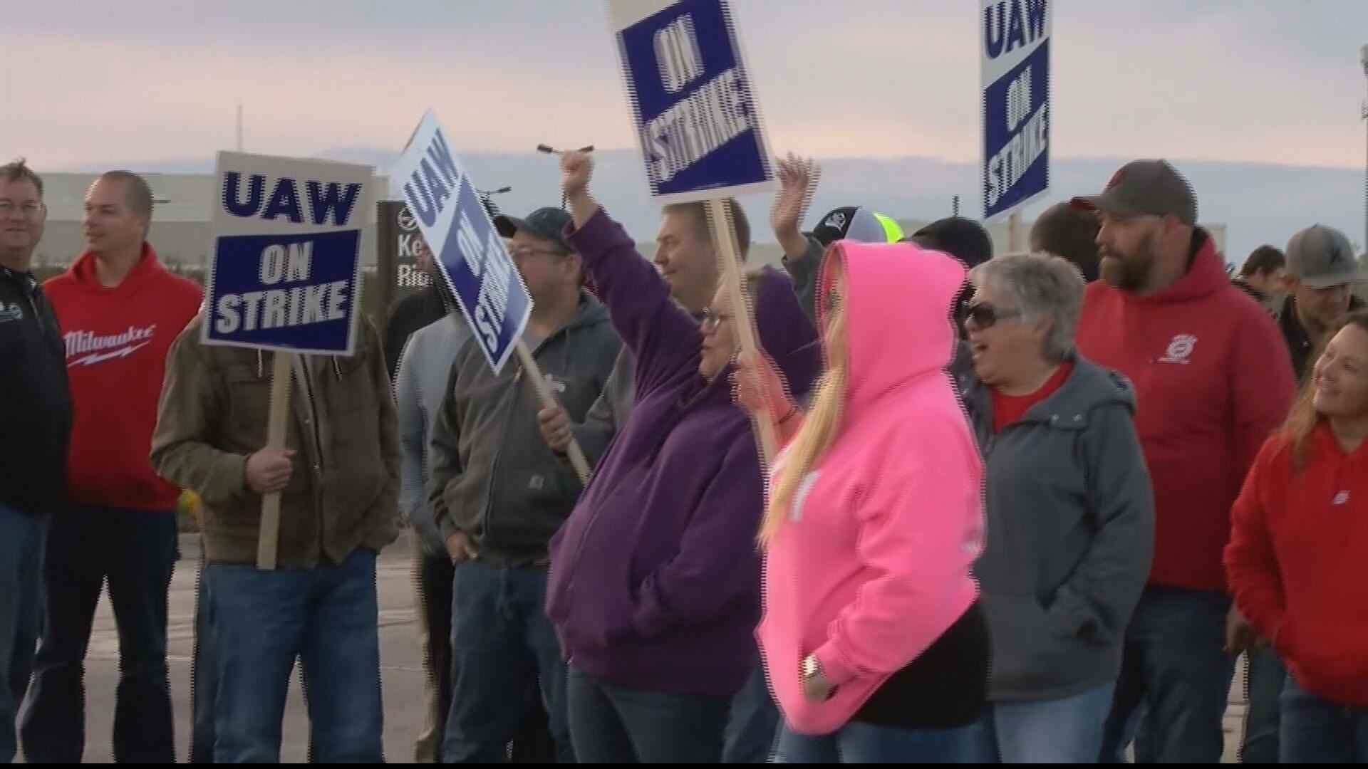 Mitarbeiter des Landmaschinenherstellers John Deere streiken inmitten einer Welle von Arbeitskämpfen in den USA.