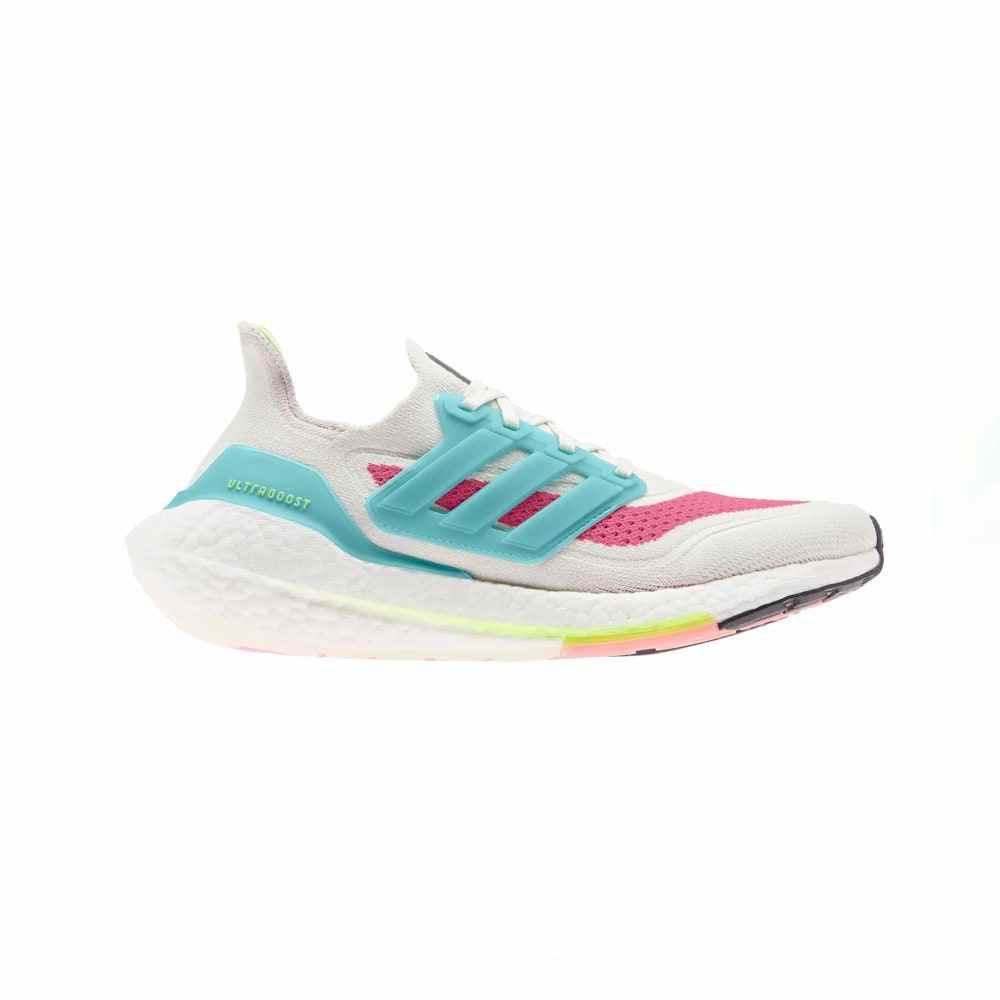 Adidas UltraBoost 21 Primeblue Laufschuh in weißen und mintfarbenen Farben auf weißem Hintergrund