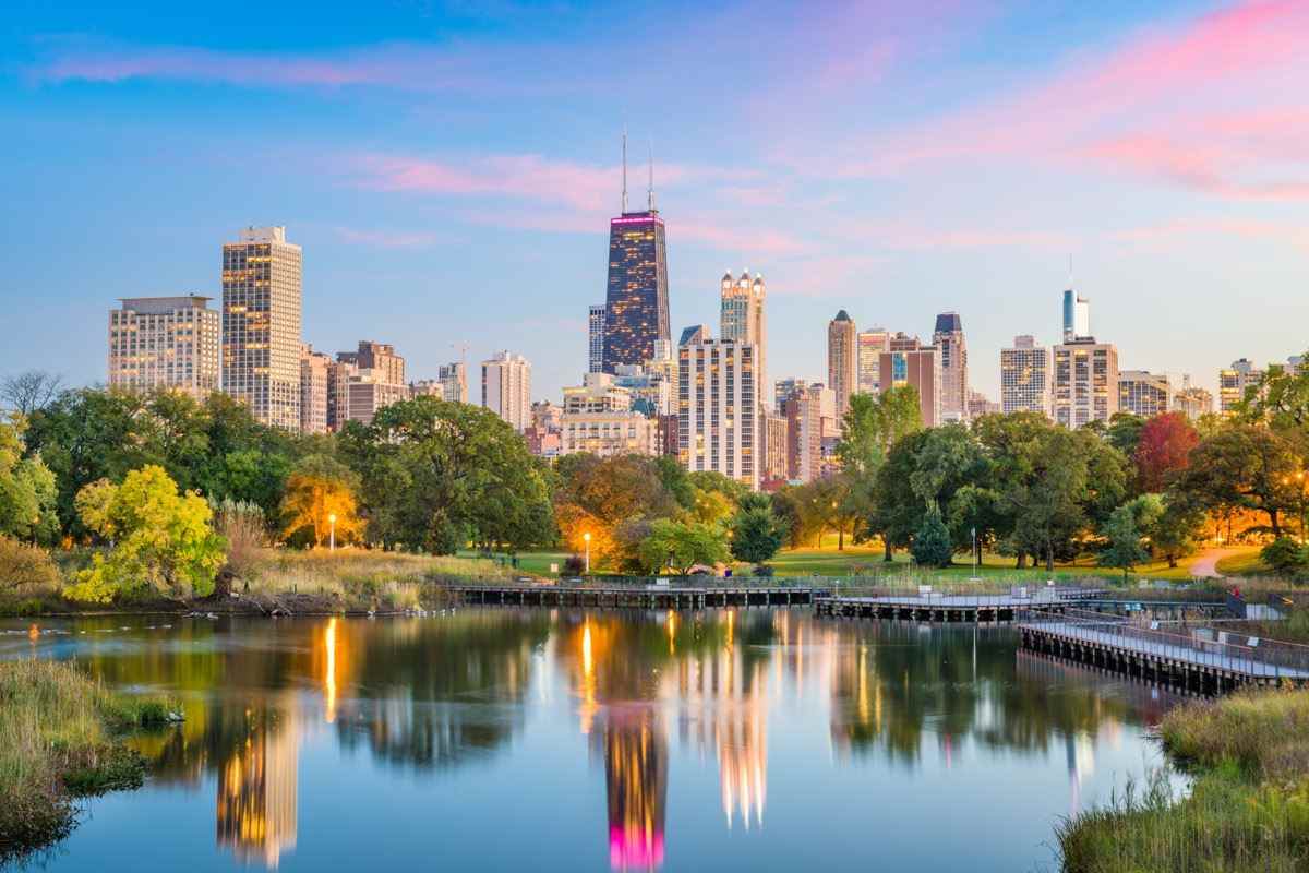 Chicago, Illinois, USA Skyline der Innenstadt vom Lincoln Park in der Dämmerung.