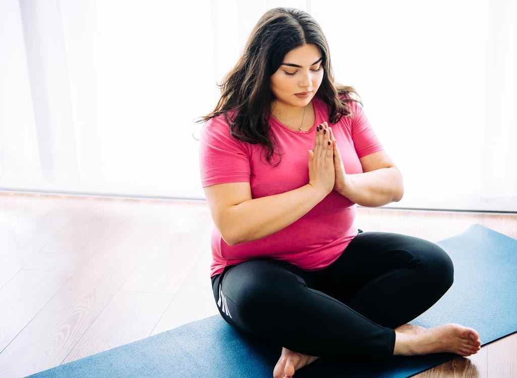 Frau, die Yoga praktiziert