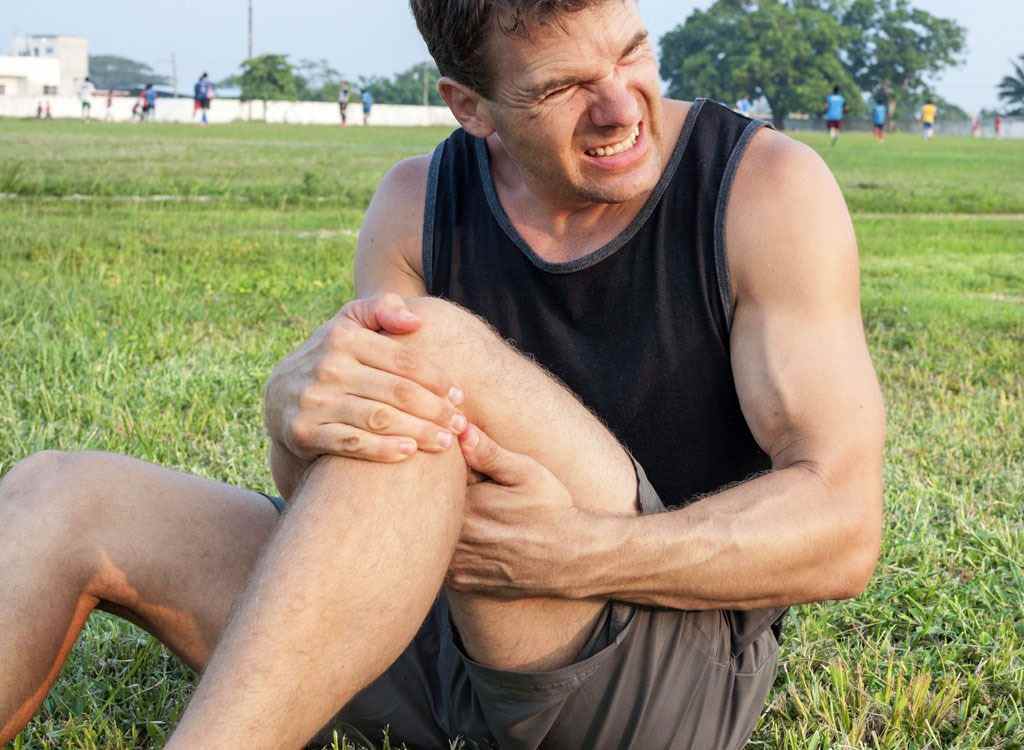 Mann mit Knieschmerzen möglicher Knochenbruch