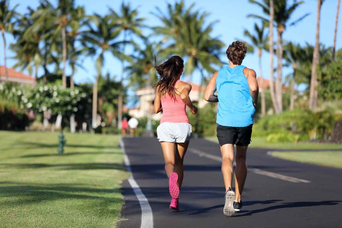 Läufer-Athleten, die Trainingsbeine auf der Straße in einer Wohngegend laufen lassen