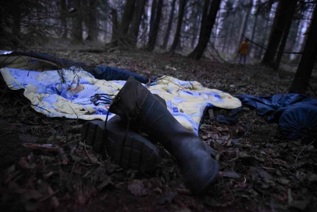 Stiefel und Campingausrüstung, die Migranten im Wald nahe der Ostgrenze Polens zurückgelassen haben |  Foto: Mehdi Chebil