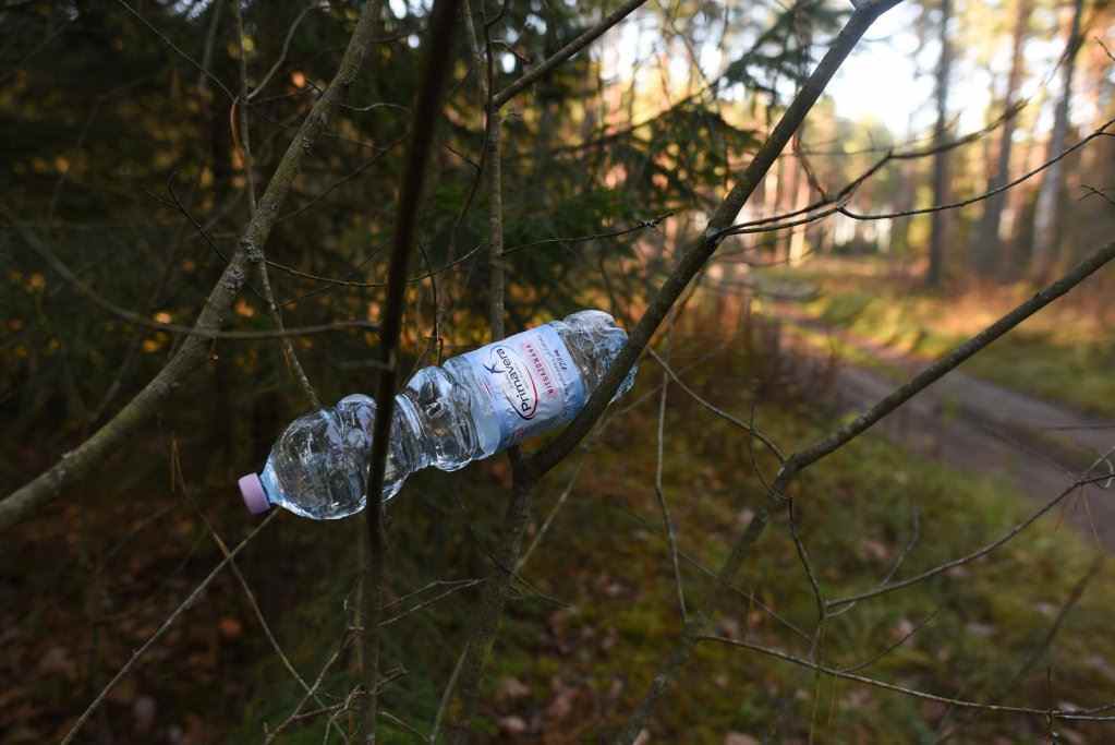 Im Wald nahe der polnischen Ostgrenze haben Aktivisten für Migranten eine Flasche Wasser zurückgelassen.  Foto: Mehdi Chebil