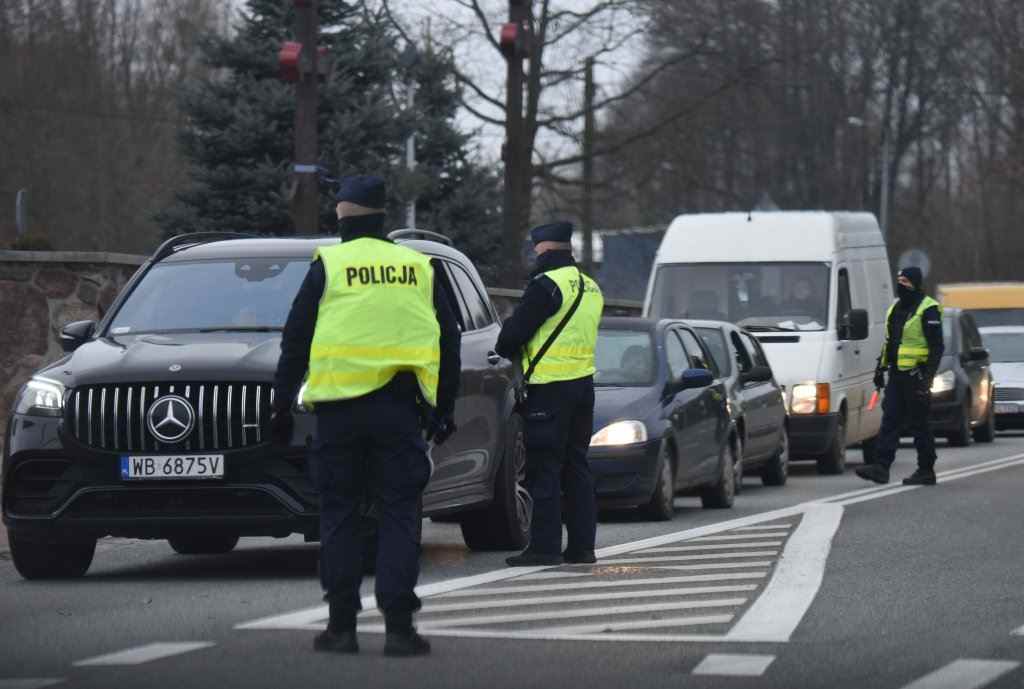 Die polnische Polizei kontrolliert in der Nähe von Hajnówka in Richtung Westen fahrende Fahrzeuge, um Migranten daran zu hindern, das Grenzgebiet zu verlassen.  Foto: Mehdi Chebil