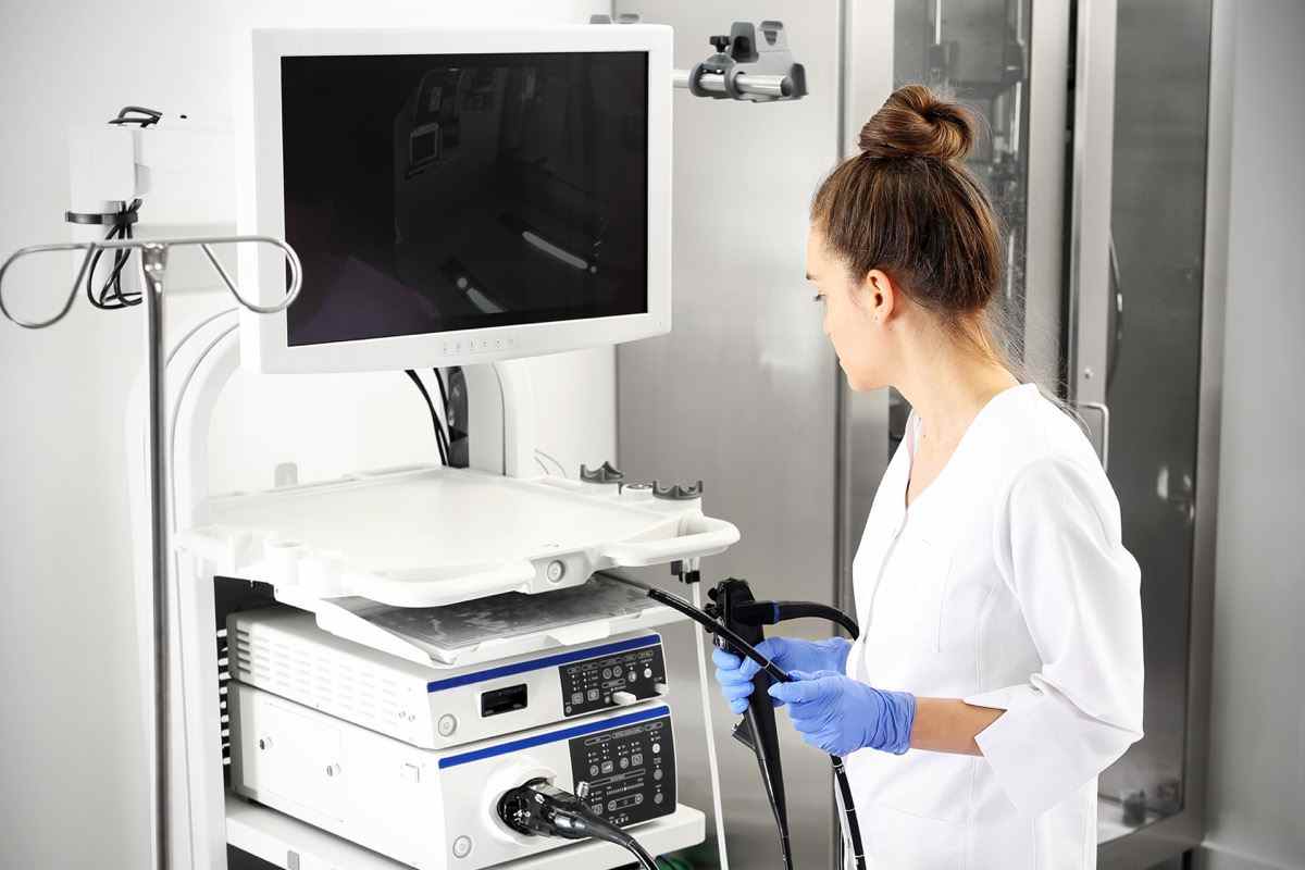 Sondenkoloskop.  Arzt Gastroenterologe mit Sonde zur Durchführung von Gastroskopie und Koloskopie