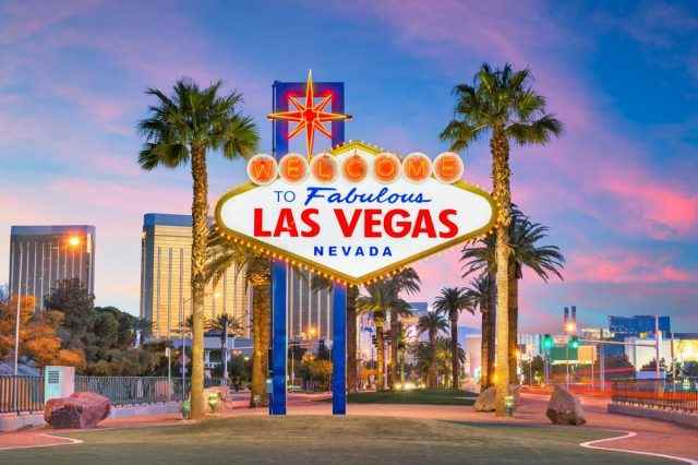 Las Vegas, Nevada, USA am Welcome to Las Vegas Schild in der Abenddämmerung.