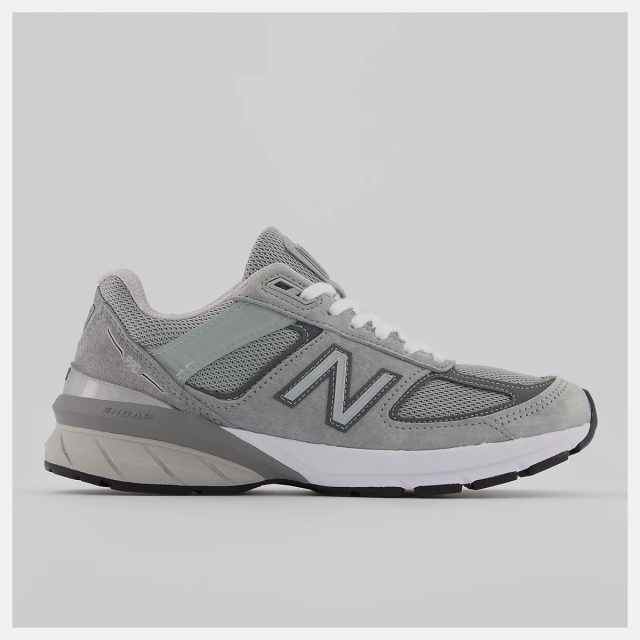 graue New Balance Sneakers auf weißem Hintergrund