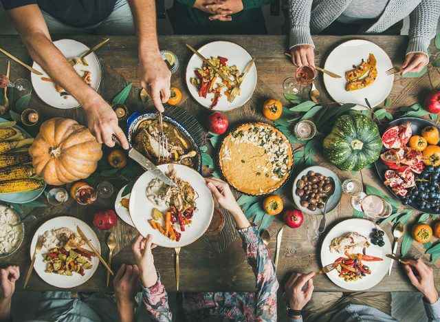 Familie, die Thanksgiving-Essen isst
