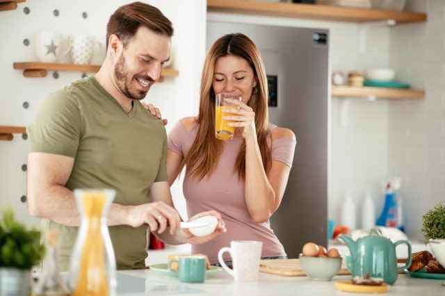 junges Paar macht zusammen Frühstück