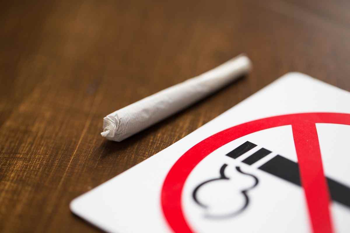 Marihuana-Joint oder handgemachte Zigarette mit Verbotsschild