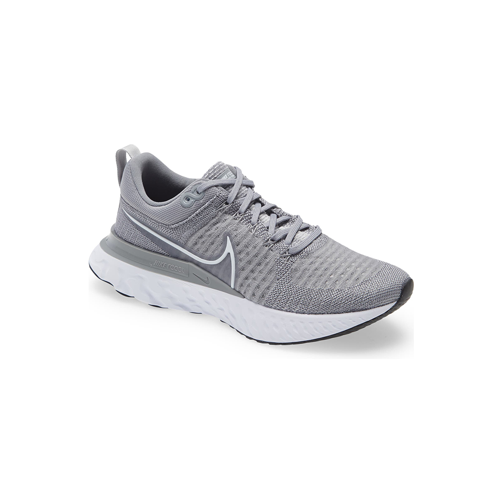Graue Nike Laufschuhe auf weißem Hintergrund