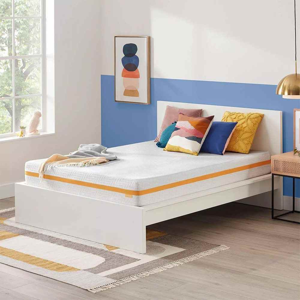 Weiße Matratze auf einer Plattform in einem Schlafzimmer