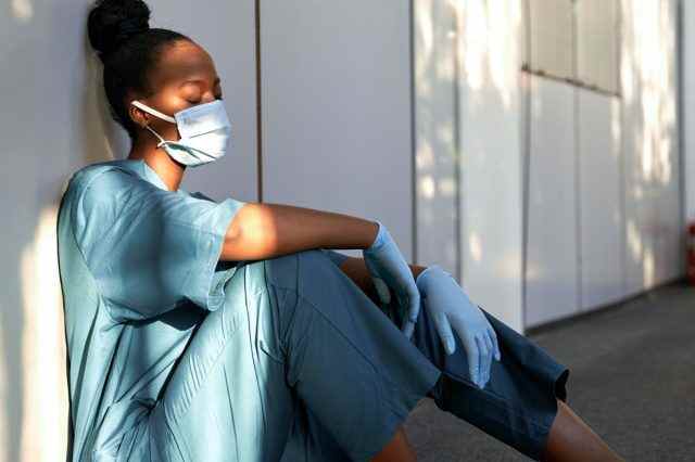 Müde erschöpfte weibliche Peeling-Krankenschwester
