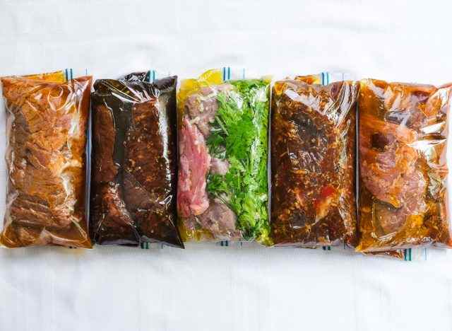 fünf Steakmarinaden in kleinen Plastiktüten