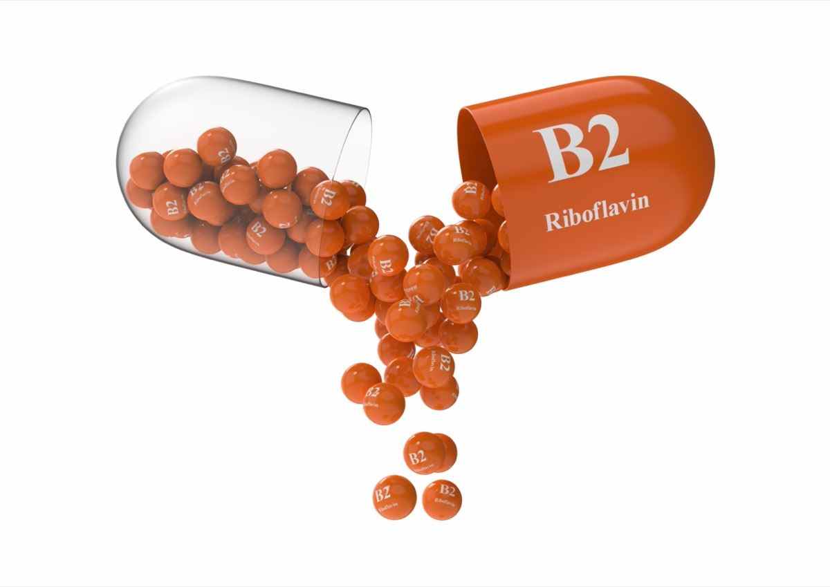 Offene Kapsel mit b2 Riboflavin, aus der die Vitaminzusammensetzung gegossen wird.