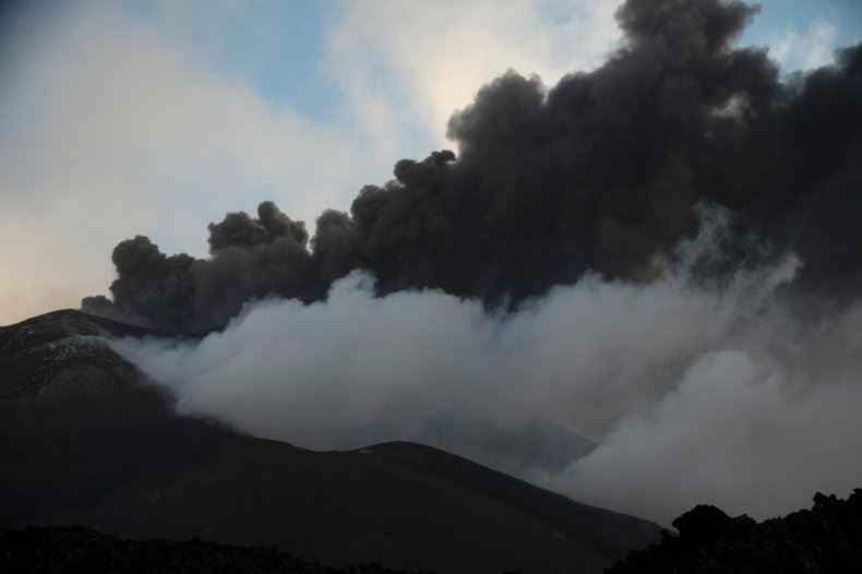 Asche und Rauch des Vulkans La Palma 