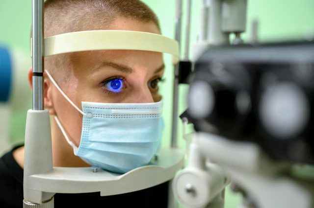Frau bei einer Augenuntersuchung beim Augenarzt