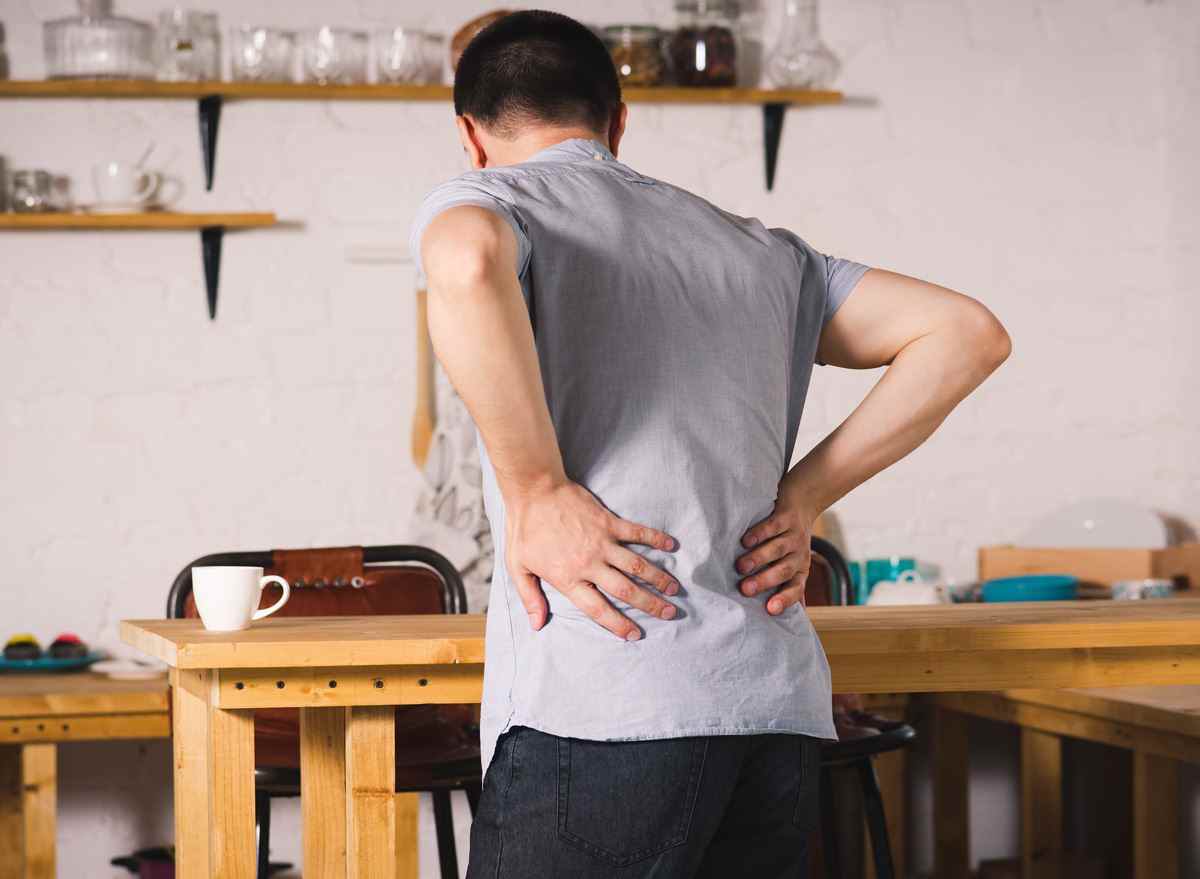 Mann mit Rückenschmerzen und Nierensteinen