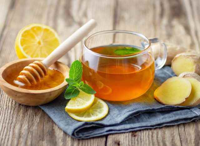 Tee mit Zitrone, Ingwer und Honig