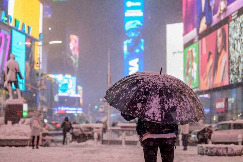 Times Square während eines Schneesturms abgebildet