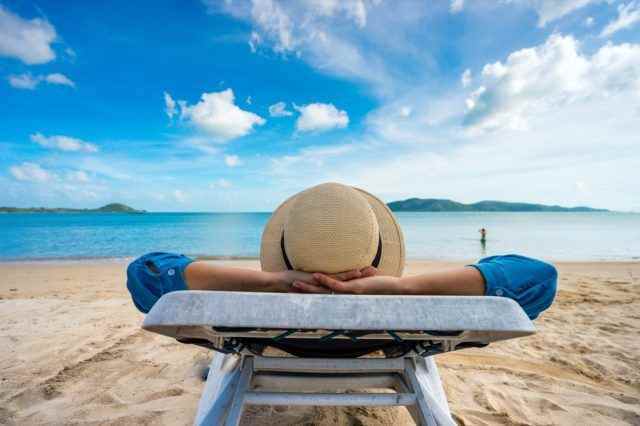 Frau entspannt sich am Strand, Meerblick, Urlaub im Freien Seascape