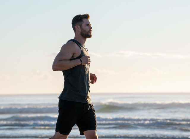Chris Hemsworth läuft an einem Strand
