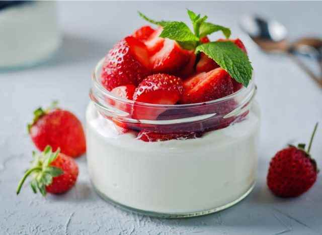 Griechischer Joghurt und Erdbeerparfait