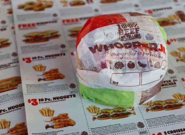 Burger King verpackter Whopper jr.  und Gutscheine