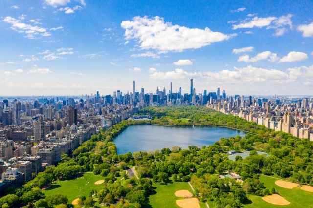 Luftaufnahme des Central Park in New York mit Golffeldern