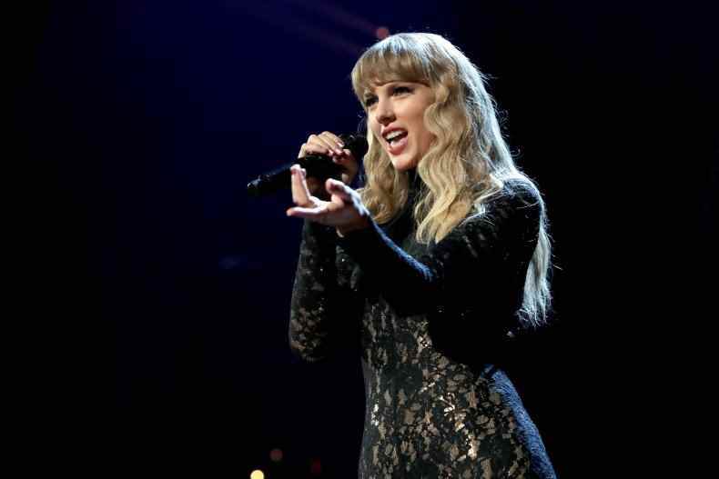 Taylor Swift tritt auf der Bühne auf