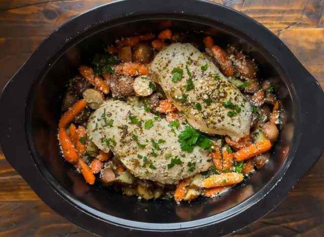 Crockpot-Huhn und Kartoffeln mit Karotten