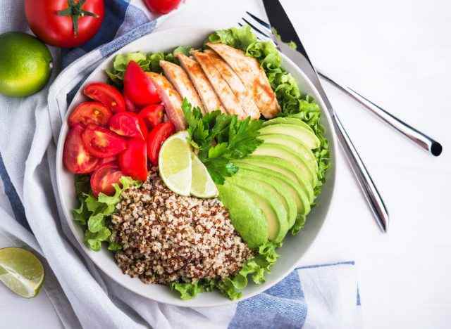 Quinoa über Salat mit Hähnchen und Avocado