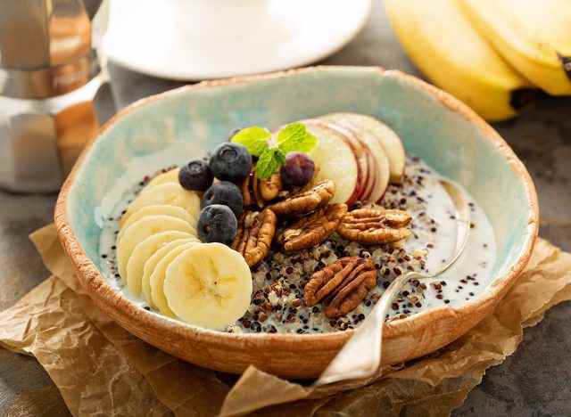Pekannüsse in einer Frühstücksschüssel mit Quinoa und Obst