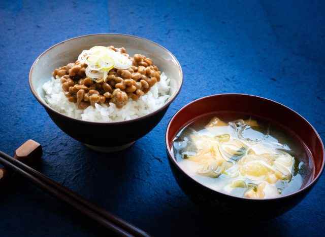 Reis mit Natto und Miso-Suppe