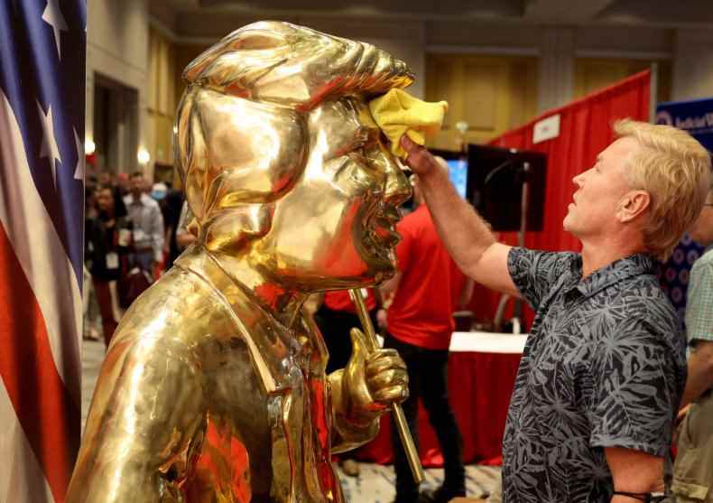 Goldene Trump-Statue