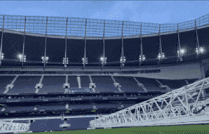 Beobachten Sie, wie das Stadiondach von Tottenham während des Sturms Eunice auf und ab PULSIERT