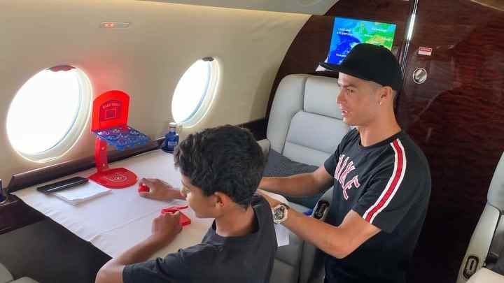 Familienspiele haben die Ronaldos an Bord des geräumigen Flugzeugs leicht