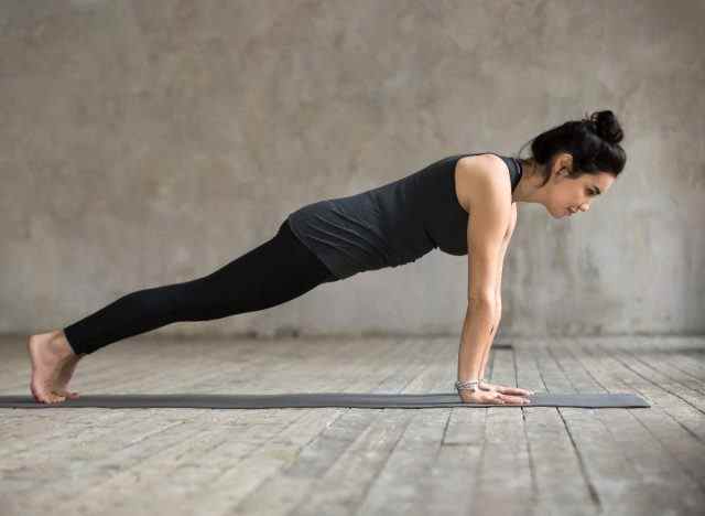 Yoga-Planke auf der Matte