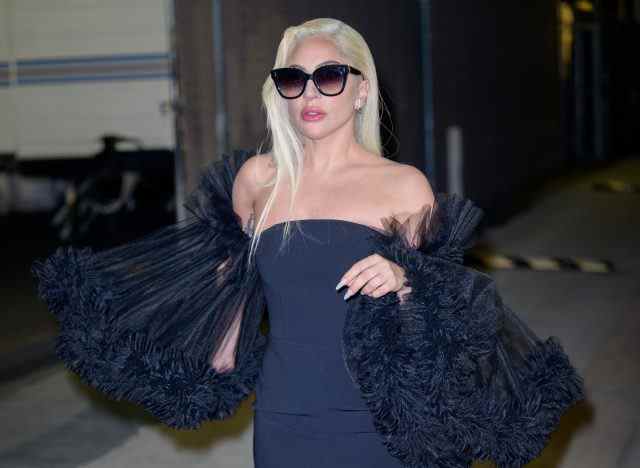 Lady Gaga mit Sonnenbrille und schwarzem Kleid