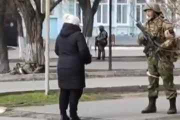Moment mutige ukrainische Frau konfrontiert russischen Soldaten in besetzter Stadt