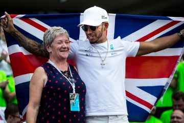 Lewis Hamilton ändert seinen NAMEN für die neue F1-Saison als süße Hommage an seine Mutter