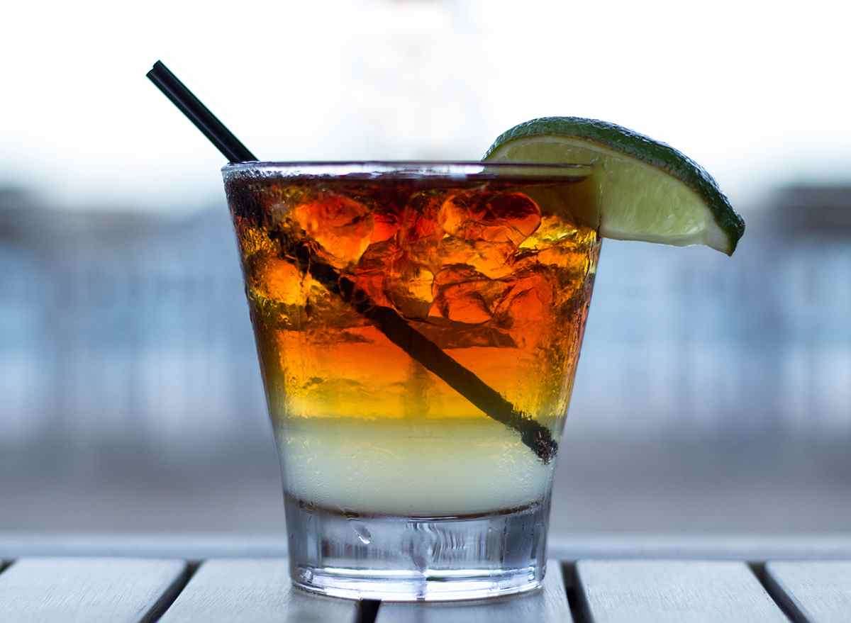 dunkler und stürmischer cocktail im glas