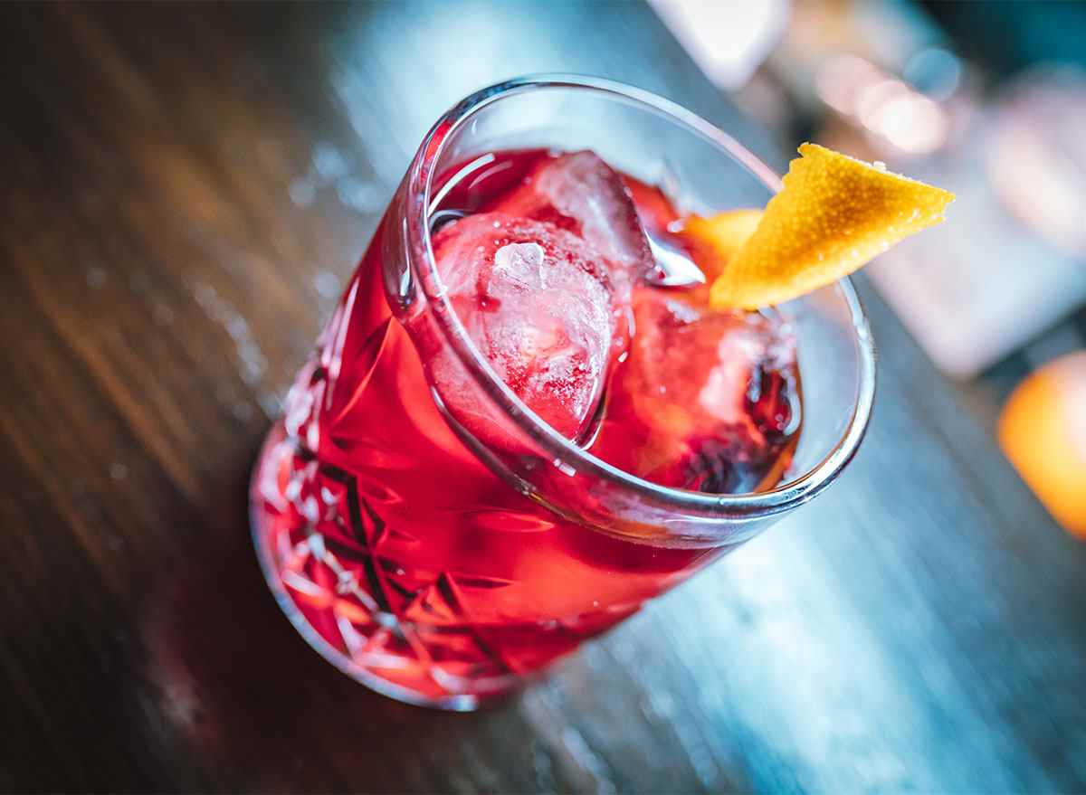 Roter Cocktail-Gin und Dubonnet im Glas