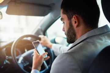 Fahrer müssen ab heute mit einer Geldstrafe von 200 £ rechnen, wenn sie ihr Telefon nur BERÜHREN