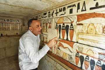 Fünf altägyptische Gräber mit Opfertischen und Mumien im Inneren gefunden