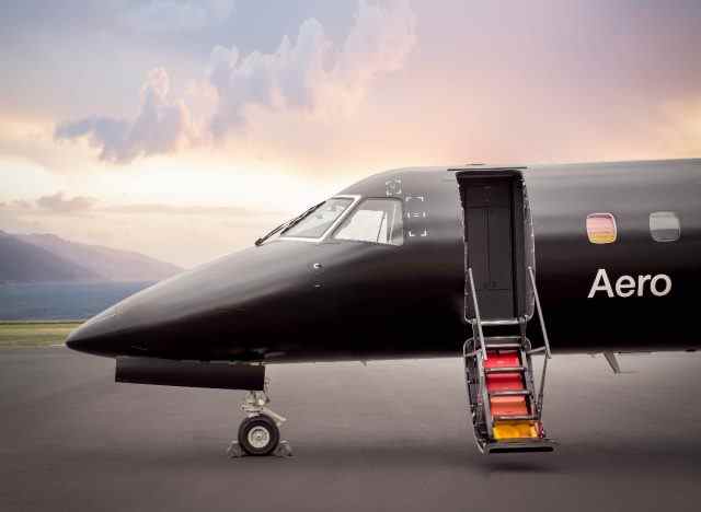 schwarzer Aero-Jet vor malerischem Hintergrund