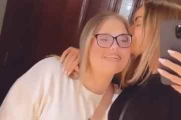Towies Chloe Sims posiert mit Tochter Maddie, während sie ihren Kopf küsst