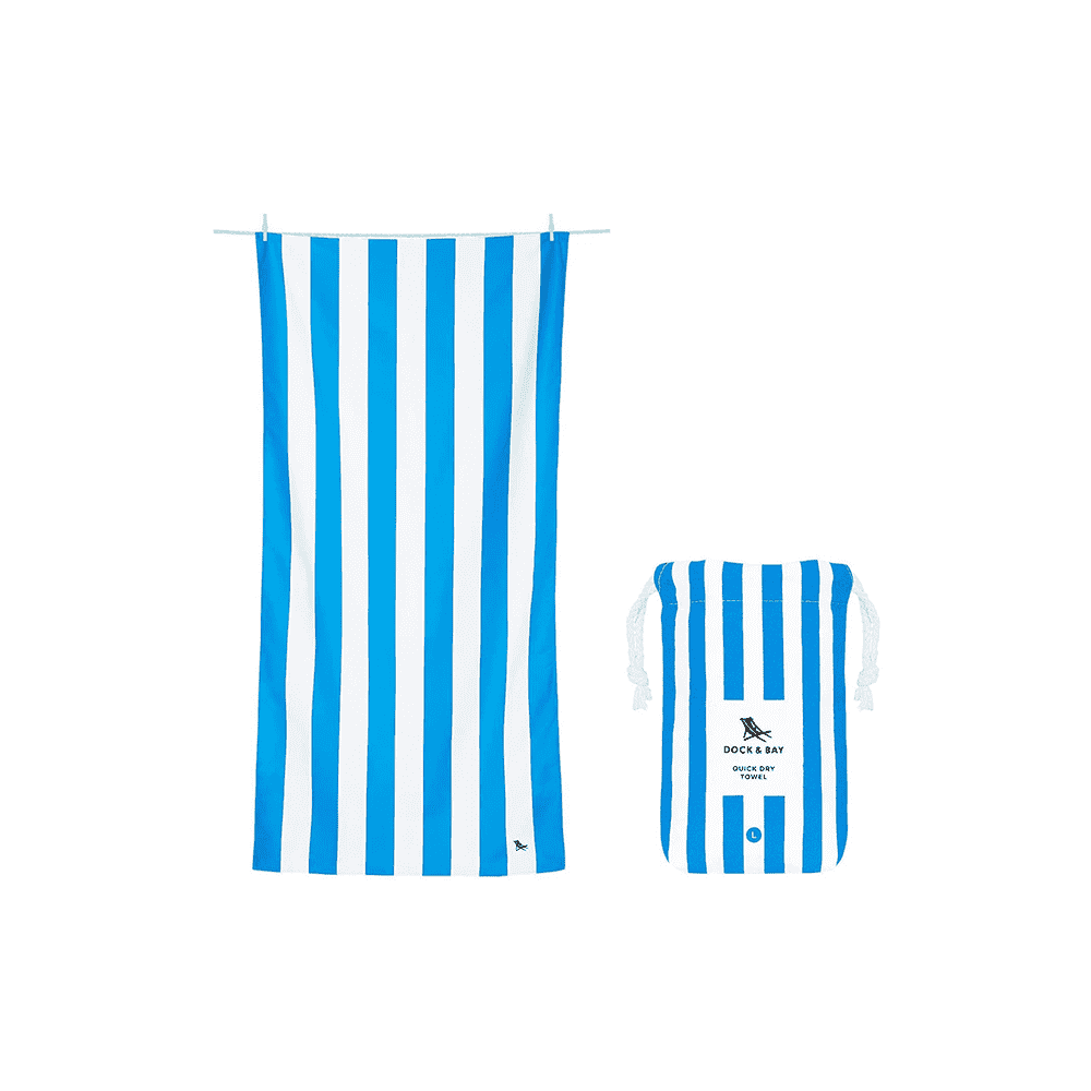 Blau-weiß gestreiftes Strandtuch neben kleinerer Strandtuchtasche